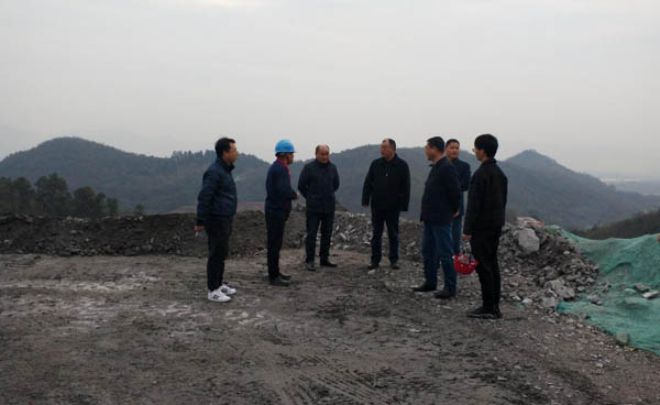 集團(tuán)公司黨委副書記、總經(jīng)理龔華東到矸石項(xiàng)目部視察 