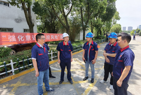 公司黨委書記走訪慰問(wèn)一線職工 公司黨委書記走訪慰問(wèn)一線職工